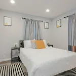 Vibrant Island Home - 3 Bedrooms And 2 Bathrooms