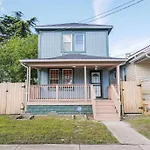 Vibrant Island Home - 3 Bedrooms And 2 Bathrooms