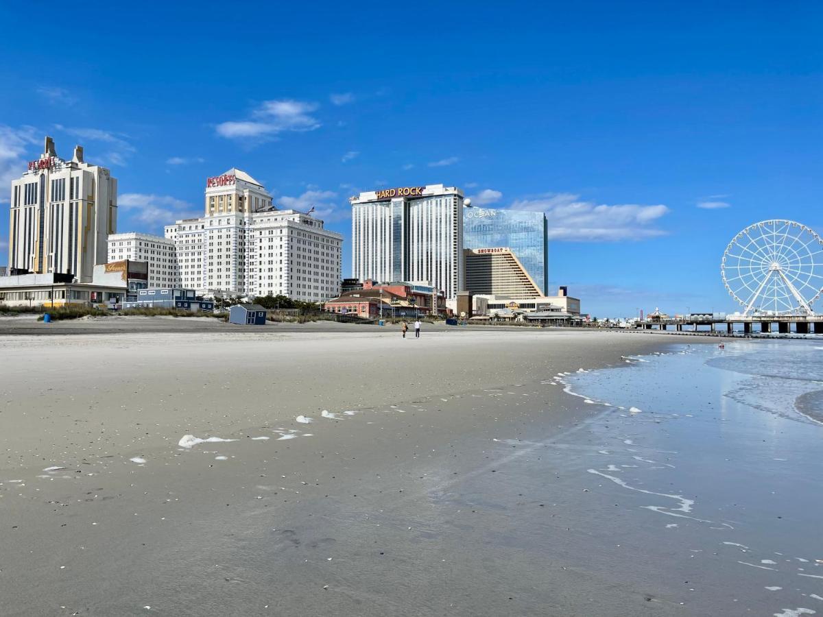 Holiday home 3 Bedrooms, Boardwalk Duplex Beachblock Home! *