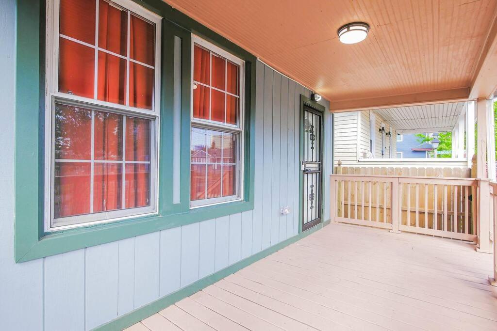 Vibrant Island - 3 Bedrooms And 2 Bathrooms *