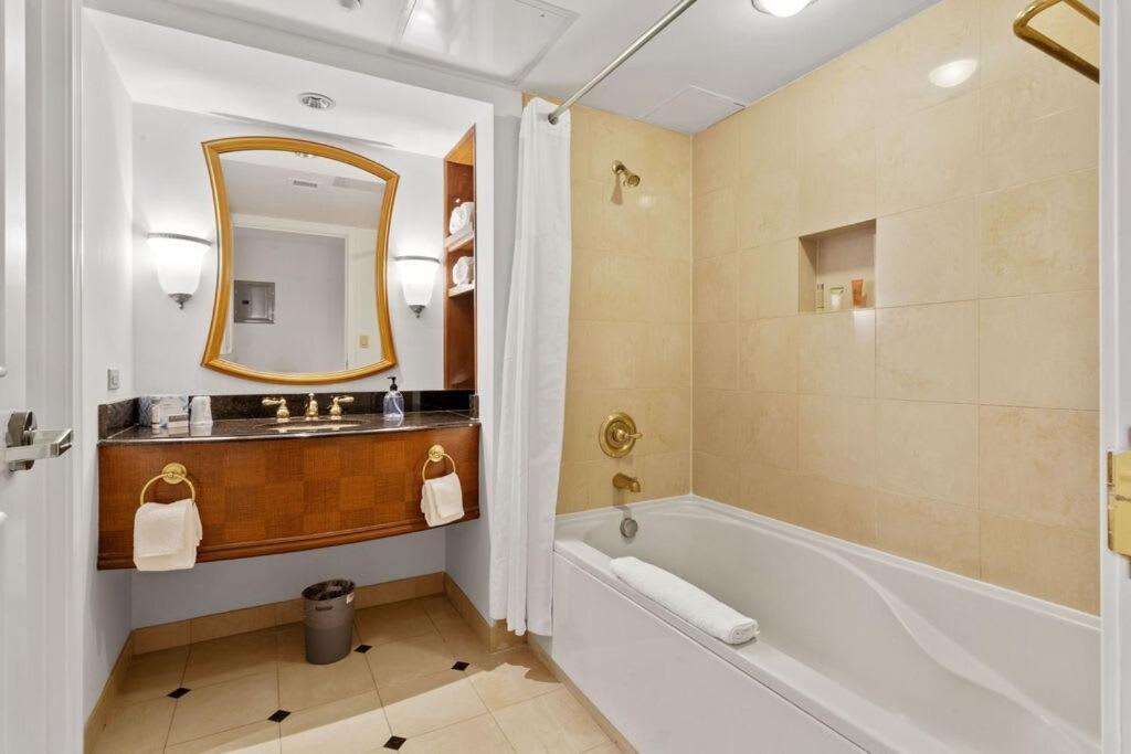 Sleep 6 Bold 1br 2ba Beachfront By Cozysuites *