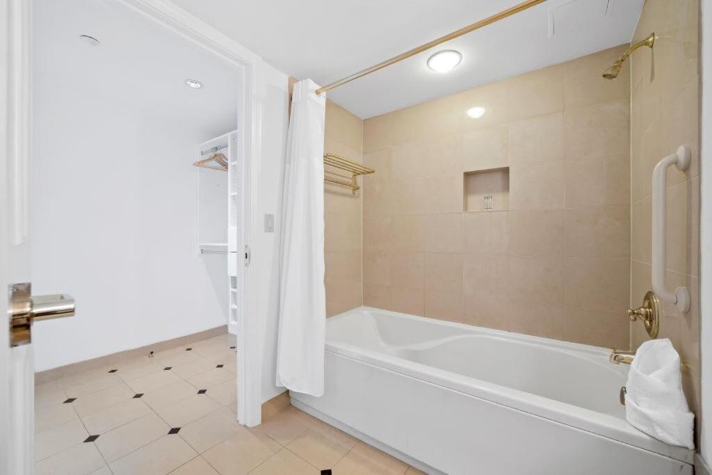 Cozysuites Beachfront 2br 3ba *
