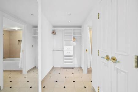 Apartment Cozysuites At Showboat Bold 2br 3ba Beachfront